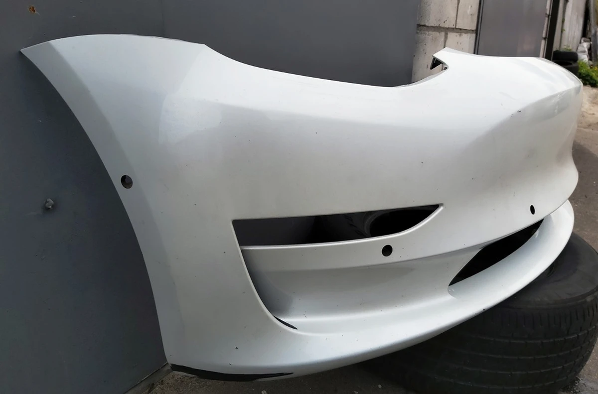 1 Бампер передній PEARL WHITE MULTI-COAT-PPSW в зборі з кронш. креп. парктроников, противотум. фар і підкрилки (з пошкодженим.) Tesla model 3 1084168-S3-E