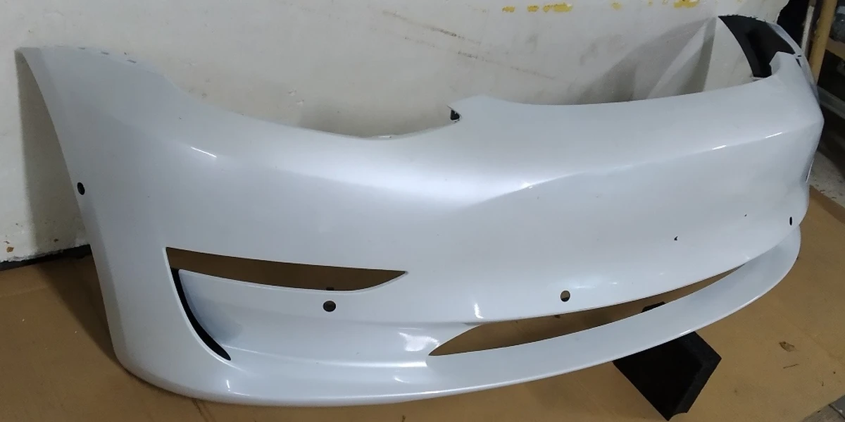 1 Бампер передній PEARL WHITE MULTI-COAT-PPSW в зборі з кронш. креп. парктроников, противотум. фар і підкрилки (з пошкодженим.) Tesla model 3 1084168-S3-E