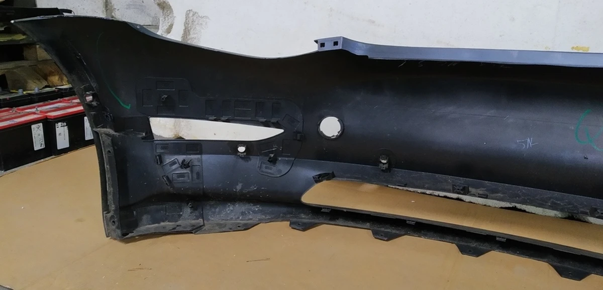 1 Бампер передний MIDNIGHT SILVER METALLIC-PMNG в сборе с кронш. креп. парктроников, противотум. фар и подкрылков (с повреж.) Tesla model 3 1084168-S4-E