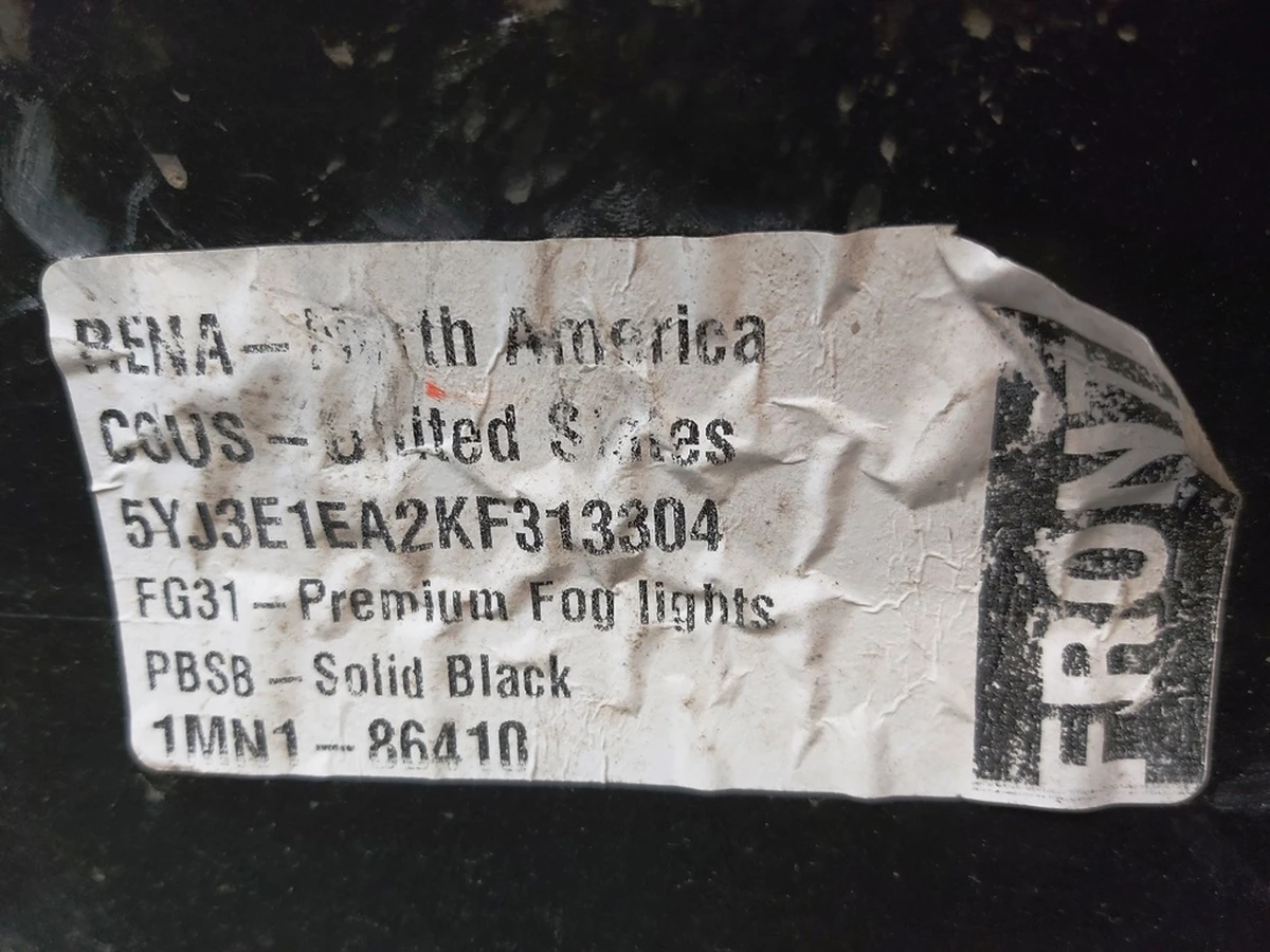 1 Бампер передний SOLID BLACK (PBSB) с повреждением Tesla model 3 1084168-S1-E