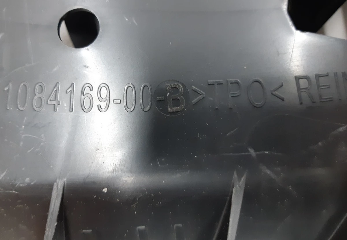 3 Кронштейн кріплення переднього бампера верхній лівий NEW Tesla model 3 1084169-00-B