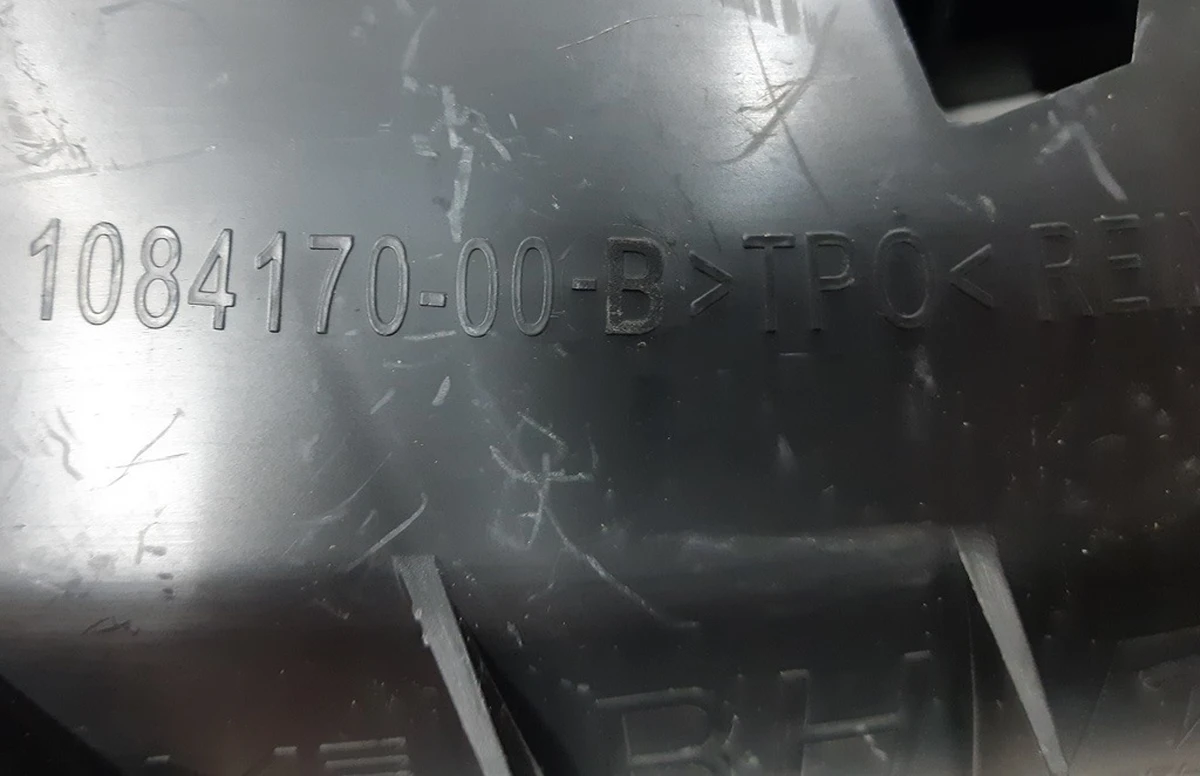 Кронштейн крепления бампера переднего верхний правый NEW Tesla model 3 1084170-00-B