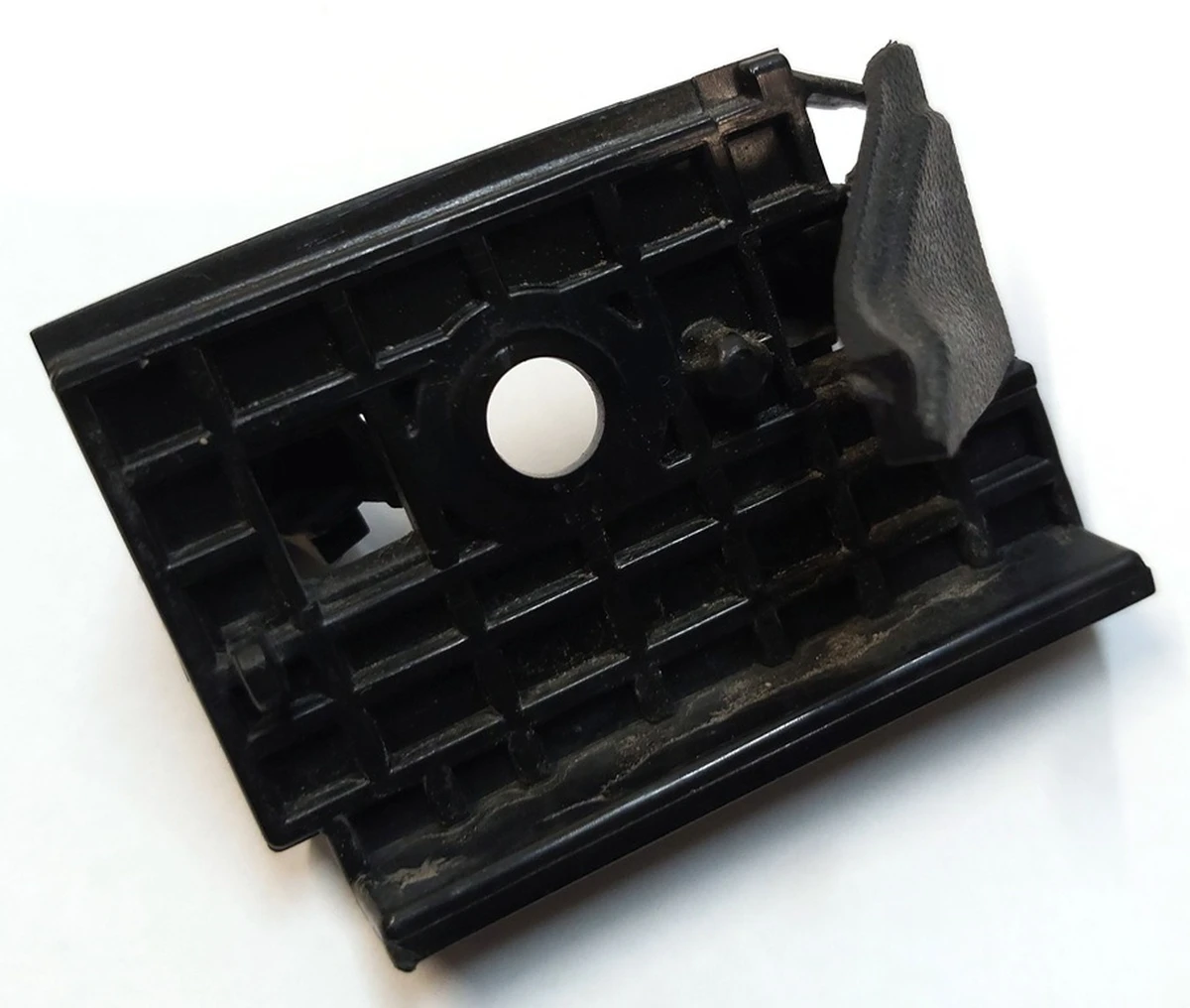 8 Кронштейн крила переднього лівого з пошкодженням Tesla model 3 1084171-00-F