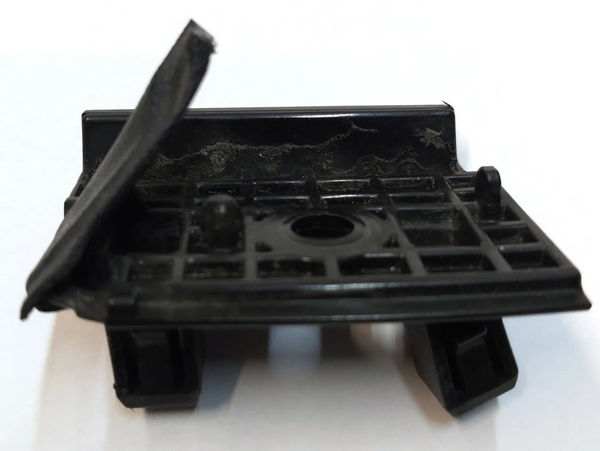 8 Кронштейн крила переднього лівого з пошкодженням Tesla model 3 1084171-00-F