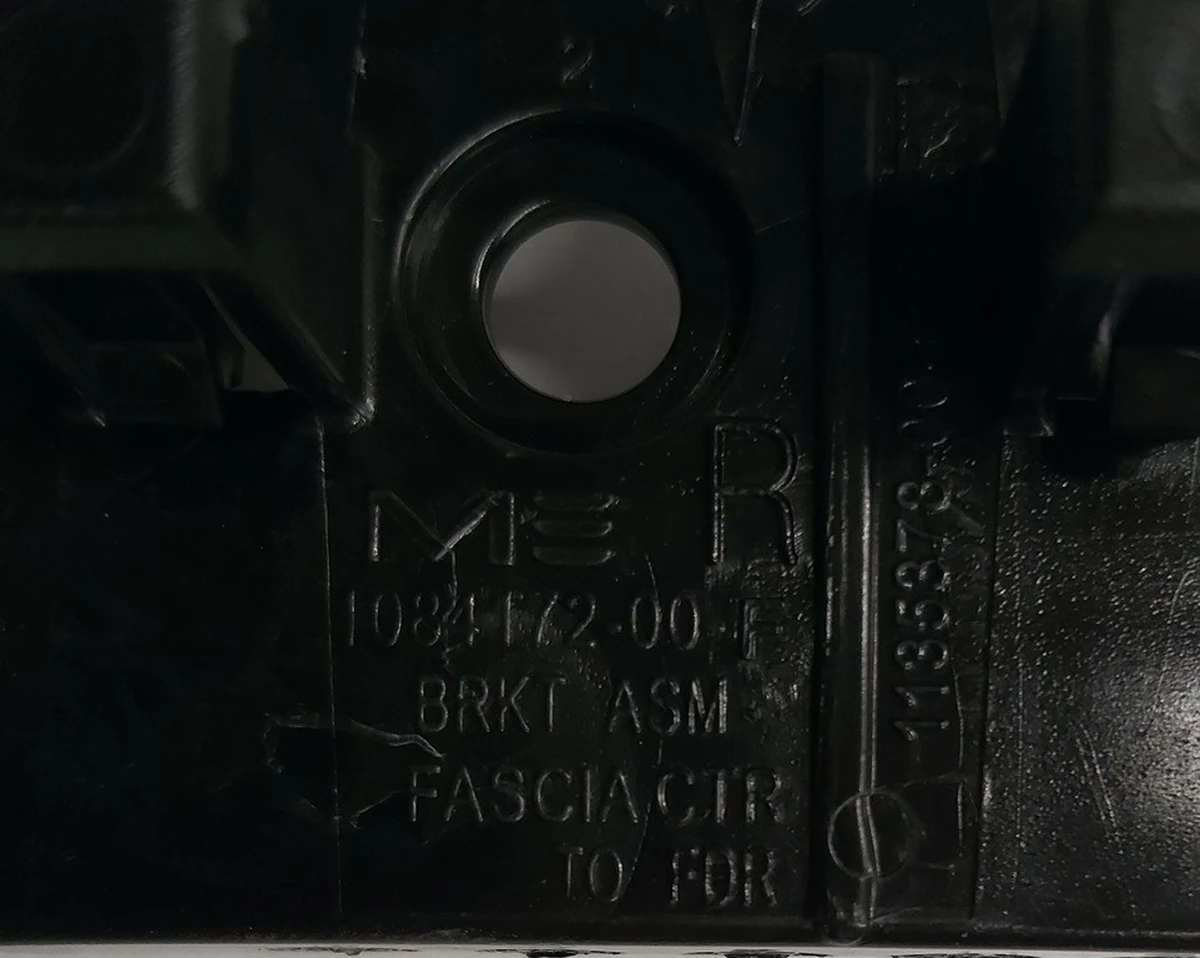 9 Кронштейн крила переднього правого NEW Tesla model 3 1084172-00-F