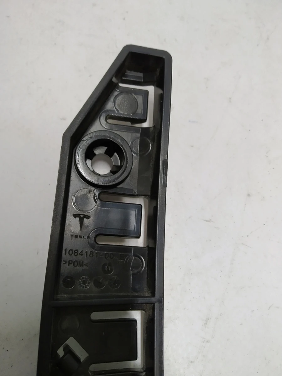 3 Кронштейн крепления направляющая бампер крыло левый Tesla Model 3 1084181-00-E
