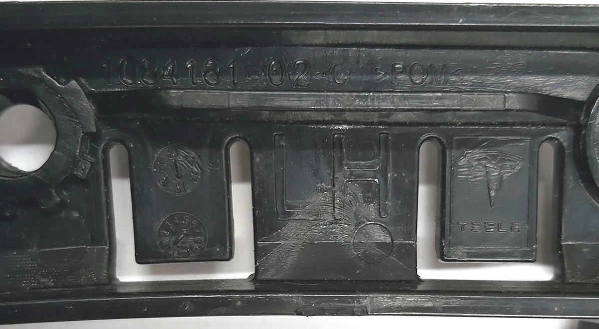 3 Кронштейн крепления направляющая бампер крыло левый Tesla model 3 1084181-00-E