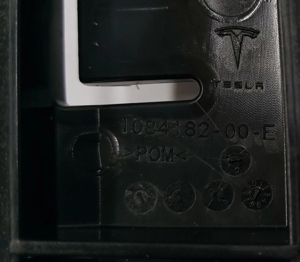 2 Кронштейн кріплення направляюча бампер/крило правий NEW Tesla model 3 1084182-00-E