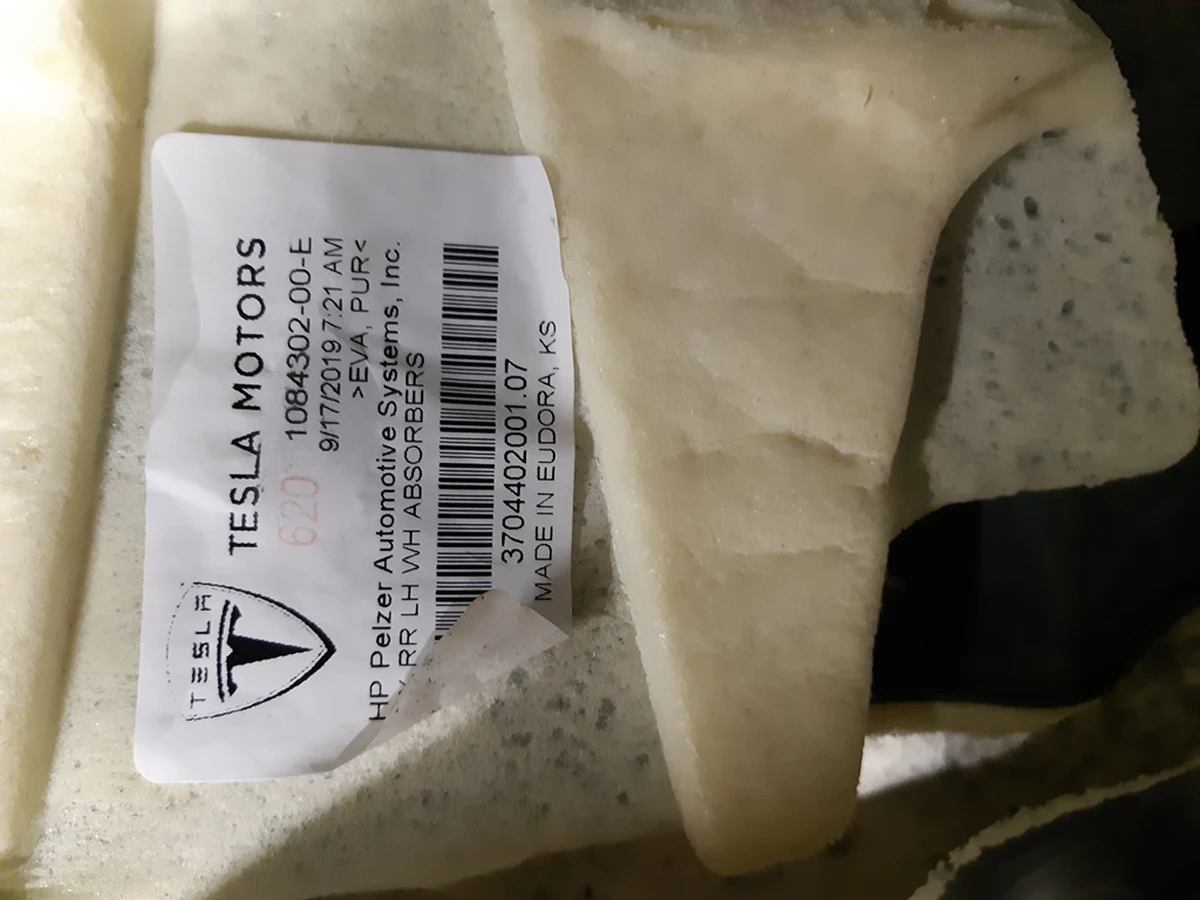 3 Теплошумоізолятор салону стійки C лівий Tesla model X 1084302-00-E