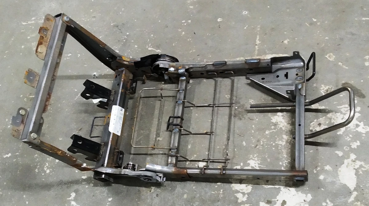 1 Каркас металевий одинарного правого сидіння 2-го ряду Tesla model X 3123720-03-A