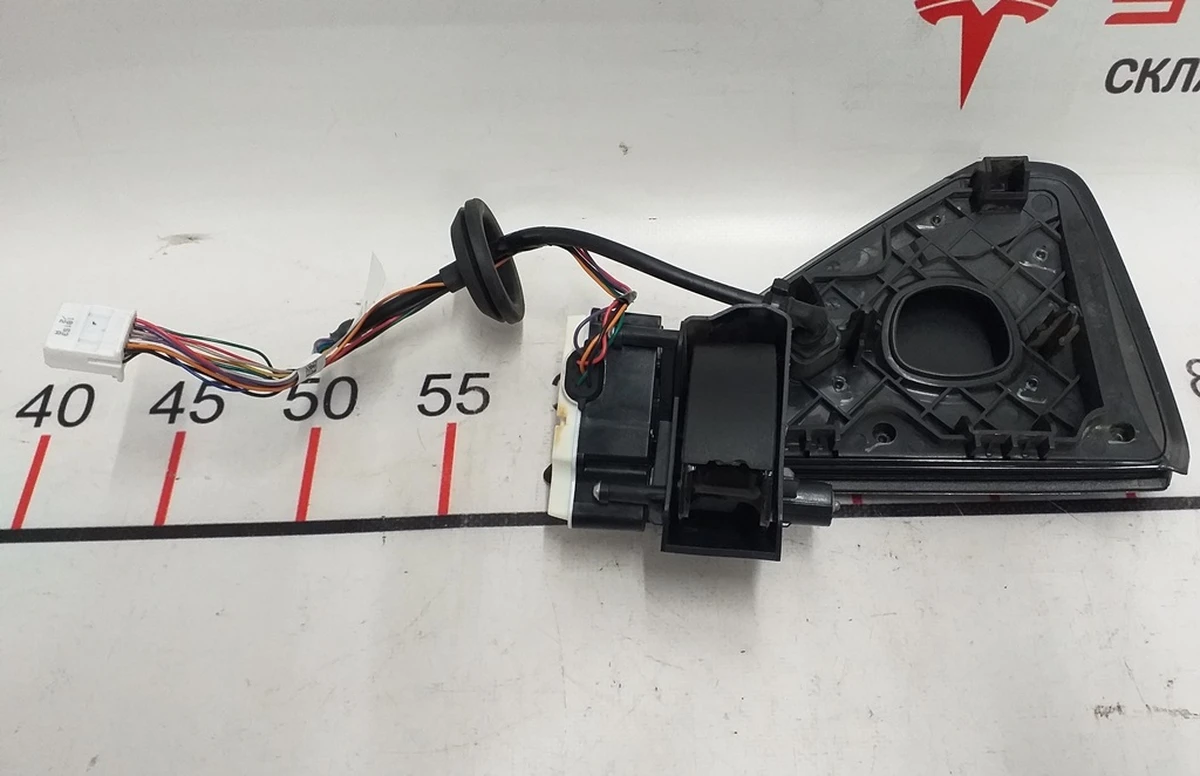 3 Люк порту зарядки з електроприводом Tesla model 3 1084854-00-J