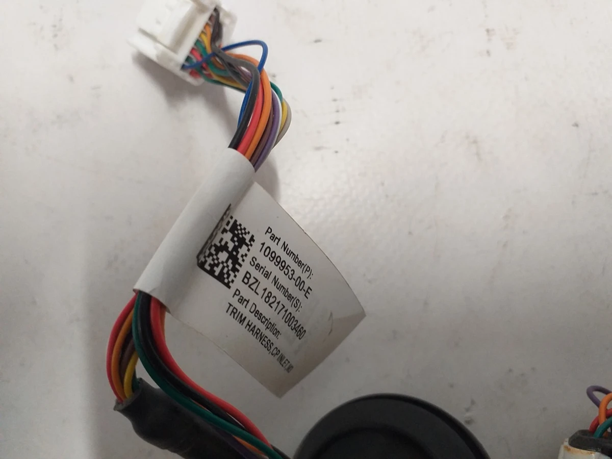 3 Люк порта зарядки с электроприводом Tesla model 3 1084854-00-J