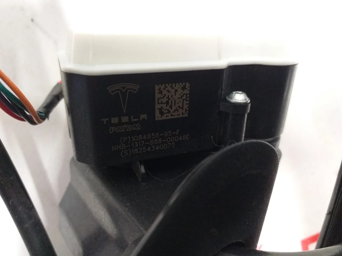 3 Люк порта зарядки с электроприводом Tesla model 3 1084854-00-J