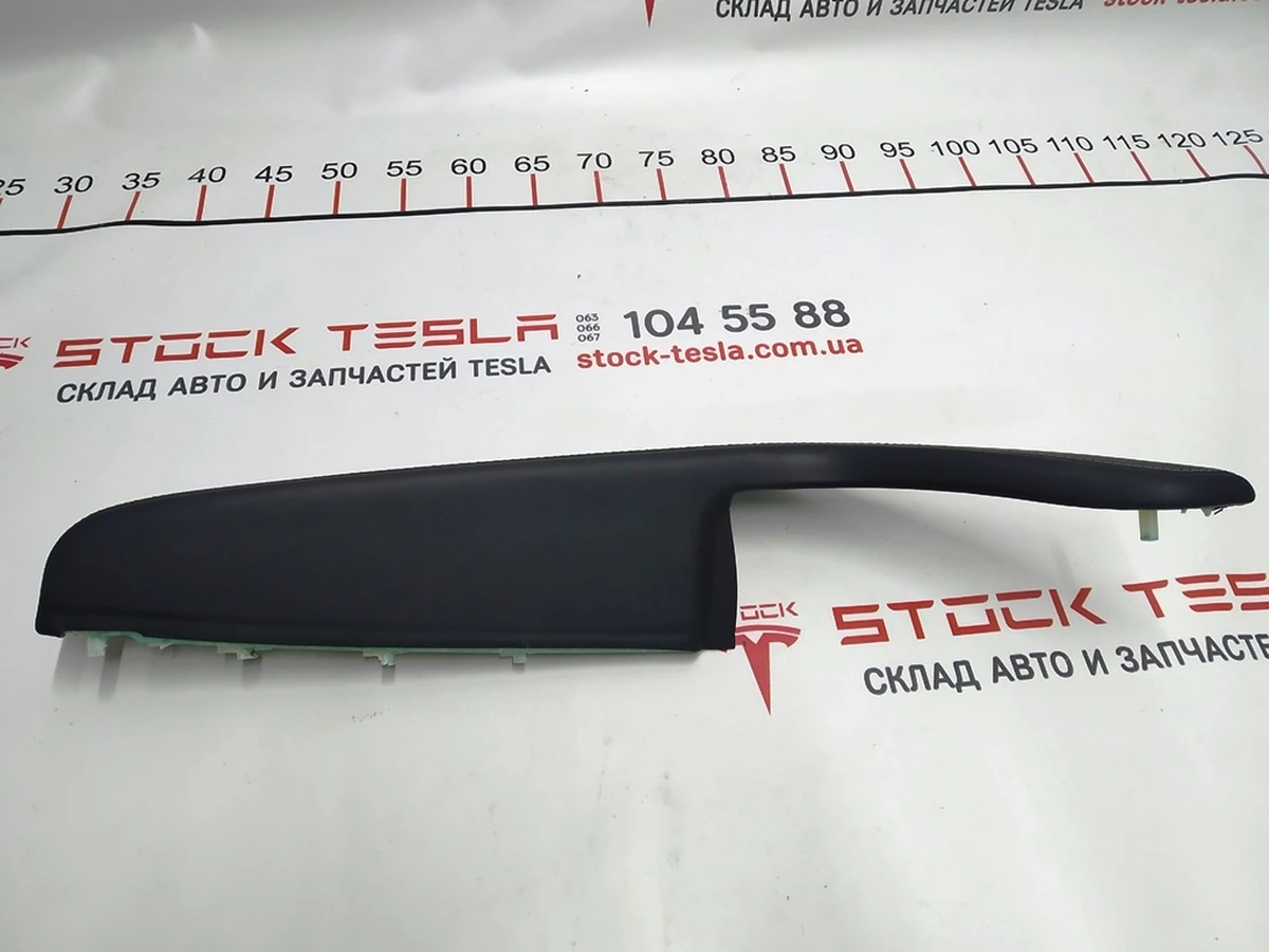 14 Подлокотник карты двери передней правой PREMIUM BLACK (с повреждениями) Tesla model 3 1090411-01-H