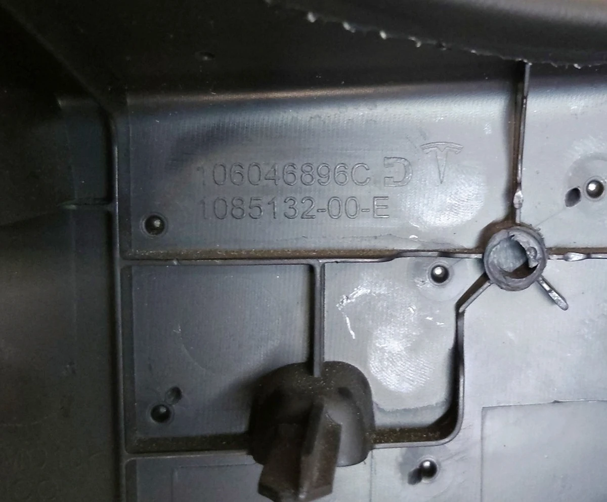 Накладка внутренняя верхняя карты двери передней правой PREM BLACK с повреждением Tesla model 3 1090411