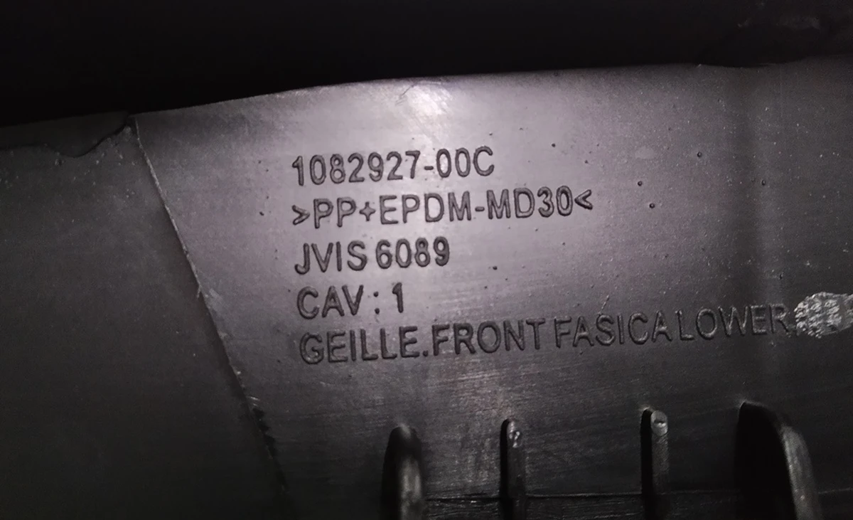 3 Решітка декоративна передня (гриль) NEW Tesla model 3 1085927-00-C