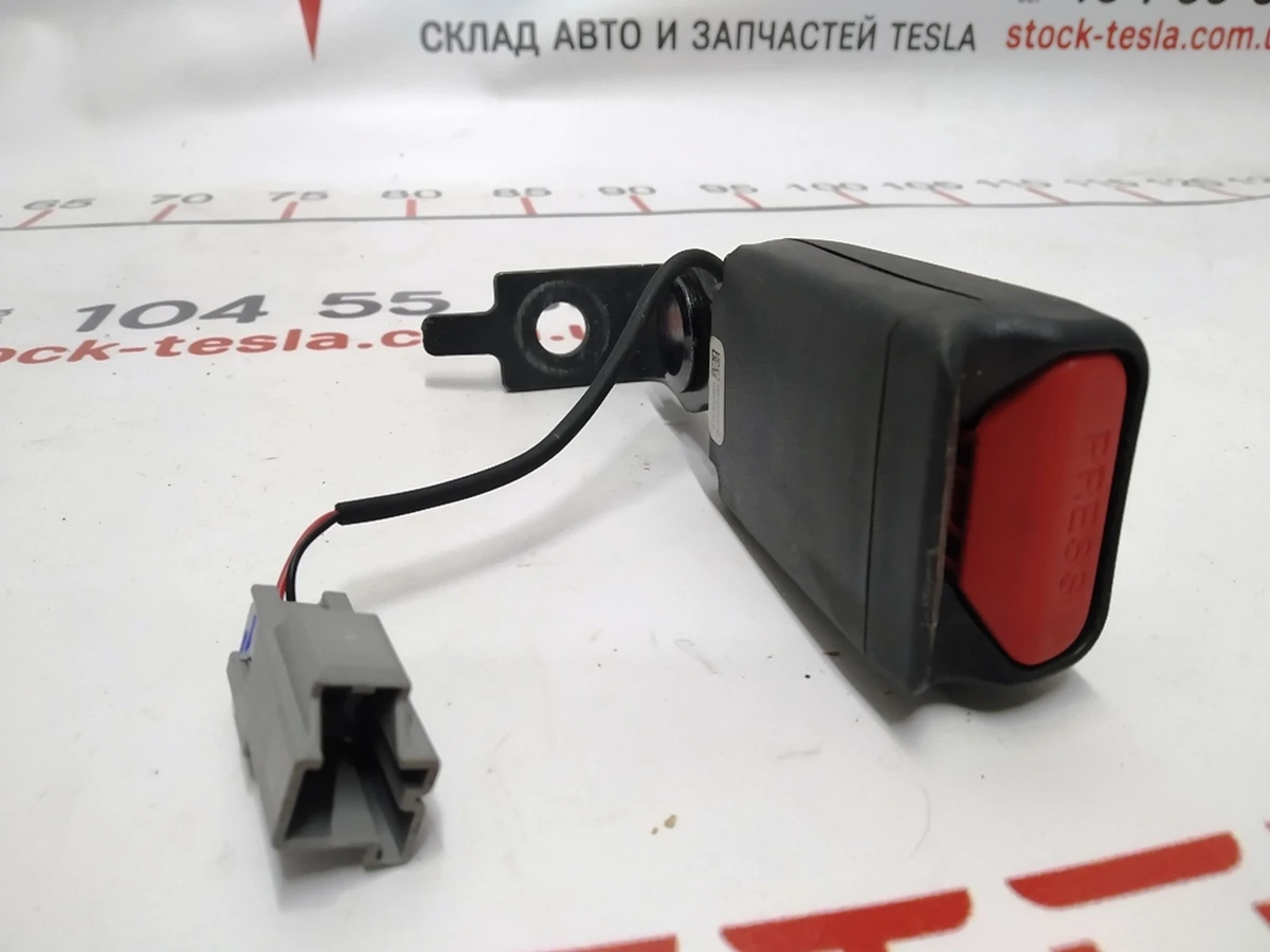 3 Замок ременя безпеки 2-го ряду сидінь лівий Tesla model 3 1085939-01-E