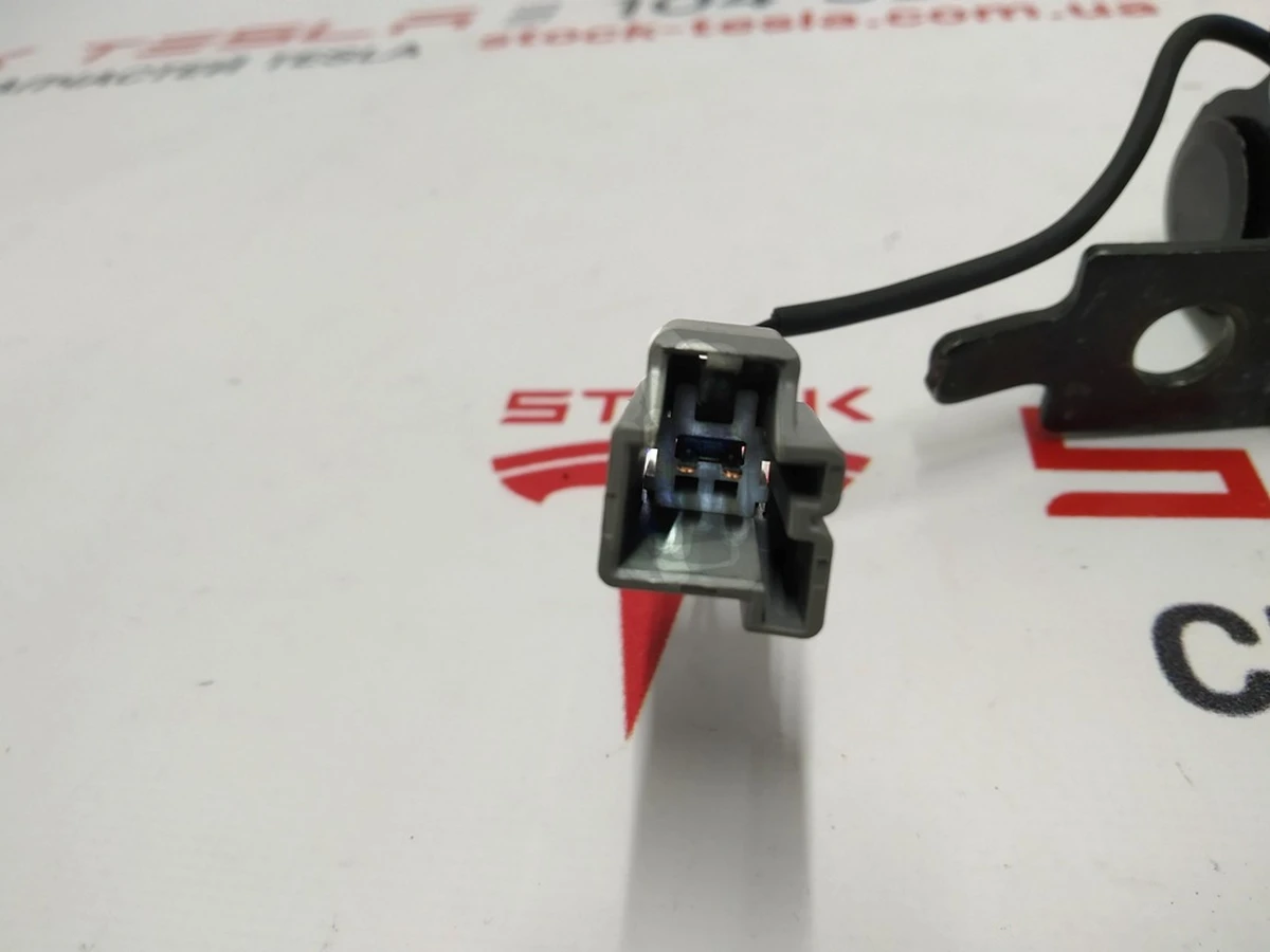 3 Замок ременя безпеки 2-го ряду сидінь лівий Tesla model 3 1085939-01-E