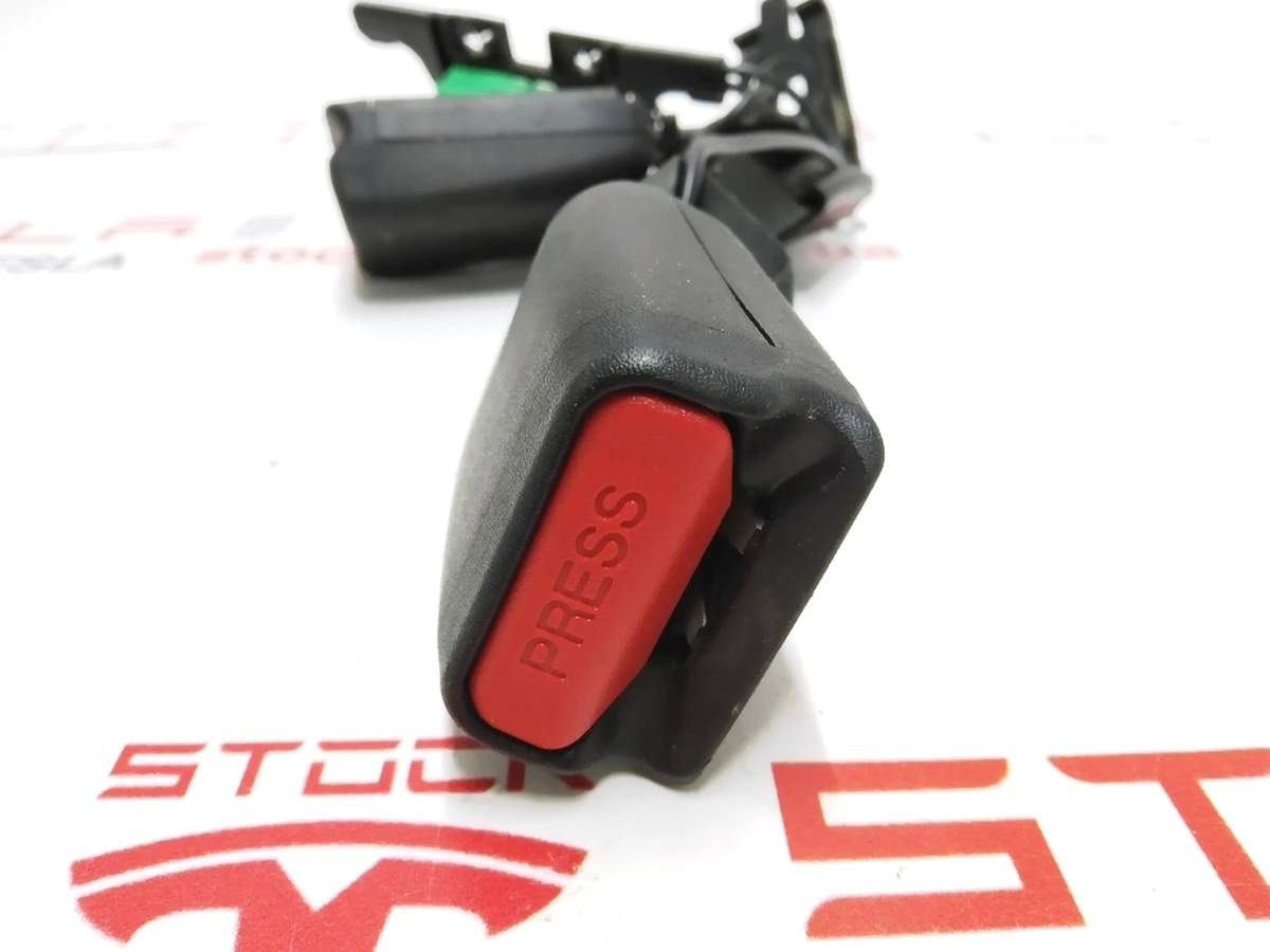 4 Замок ремня безопасности 2-го ряда сидений центр/правый Tesla model 3 1085942-01-E