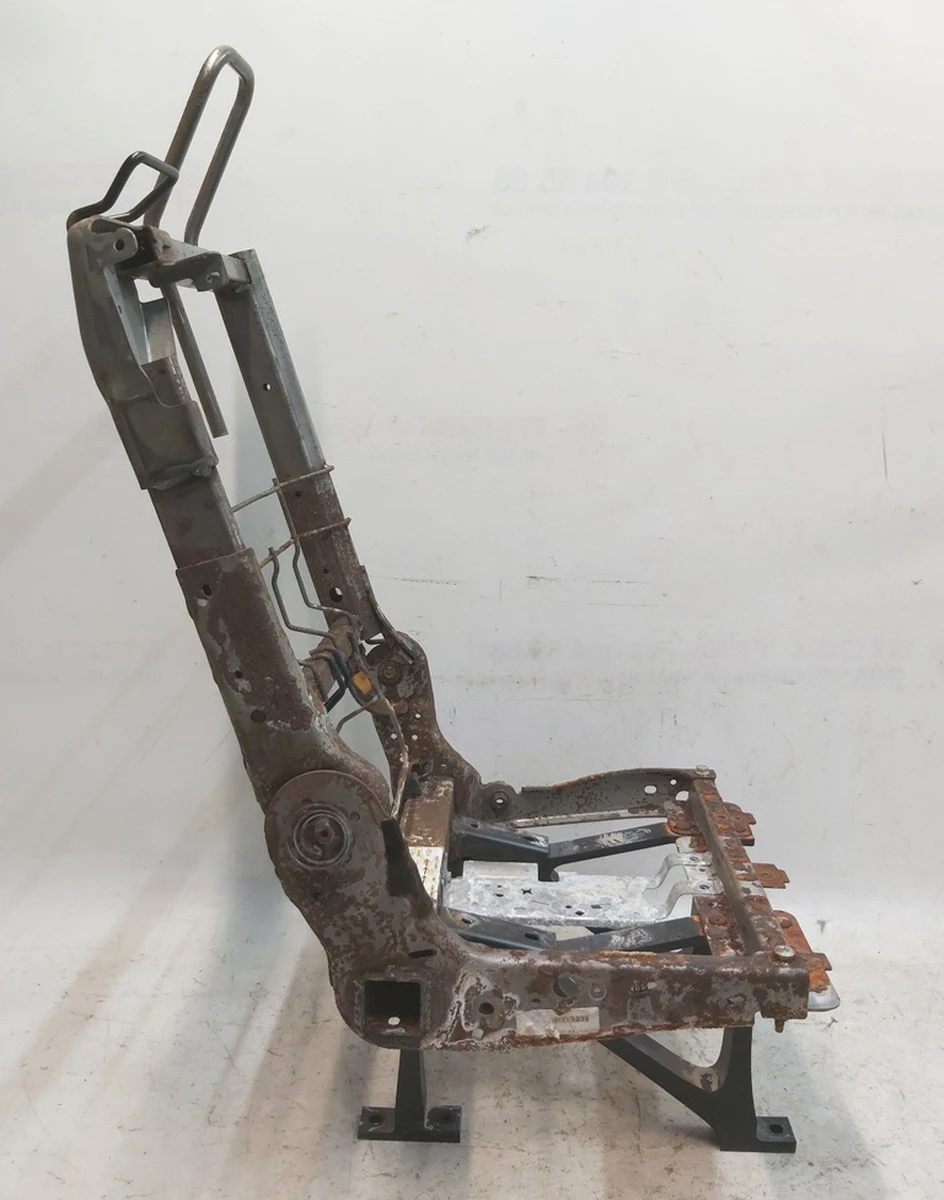 1 Каркас металевий одинарного правого сидіння 2-го ряду Tesla model X 1086106-00-C