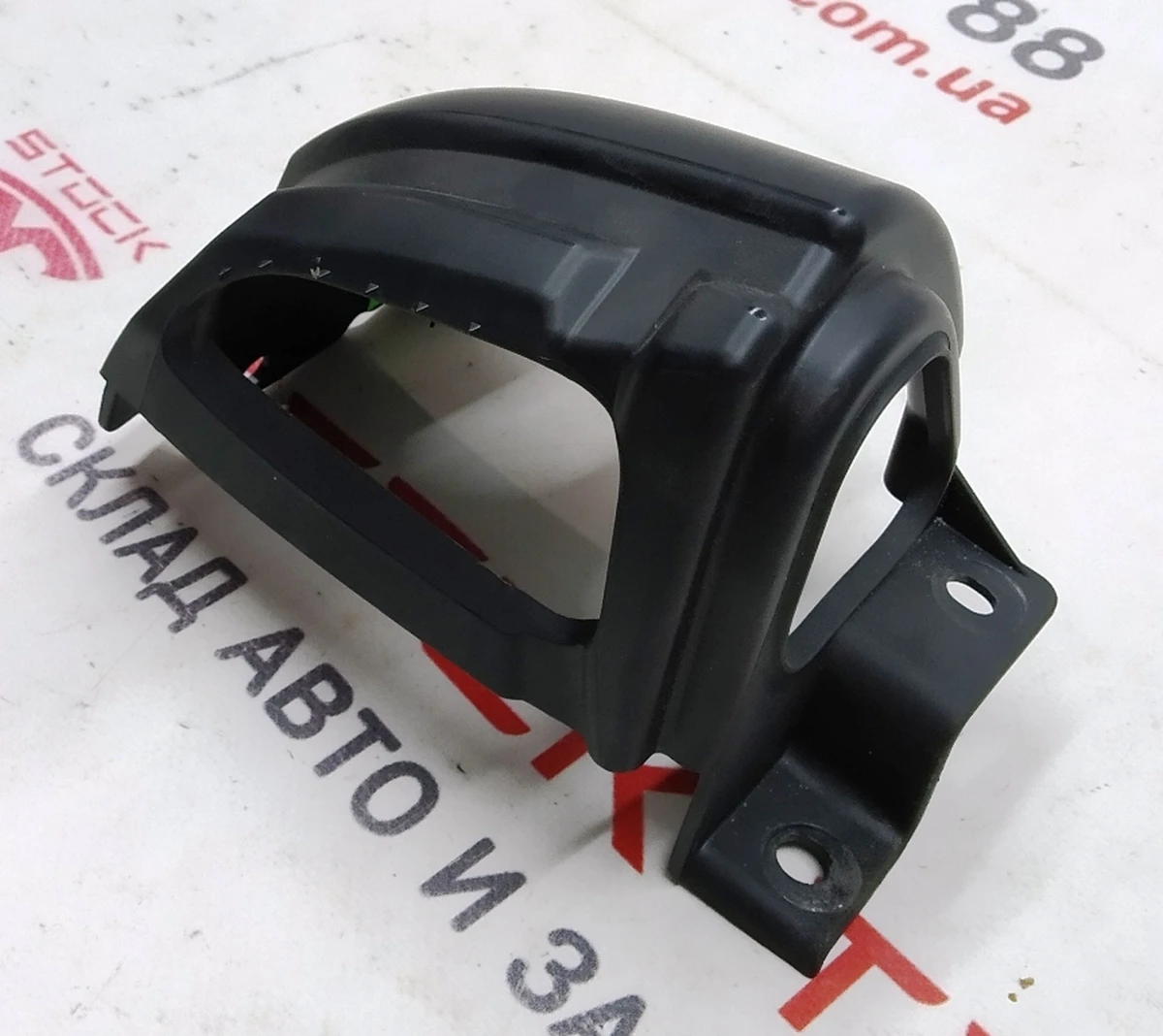 7 Кронштейн крепления декоративной накладки ремня безопасности одинарного правого сиденья 2-го ряда Tesla model X 2345616-03-A