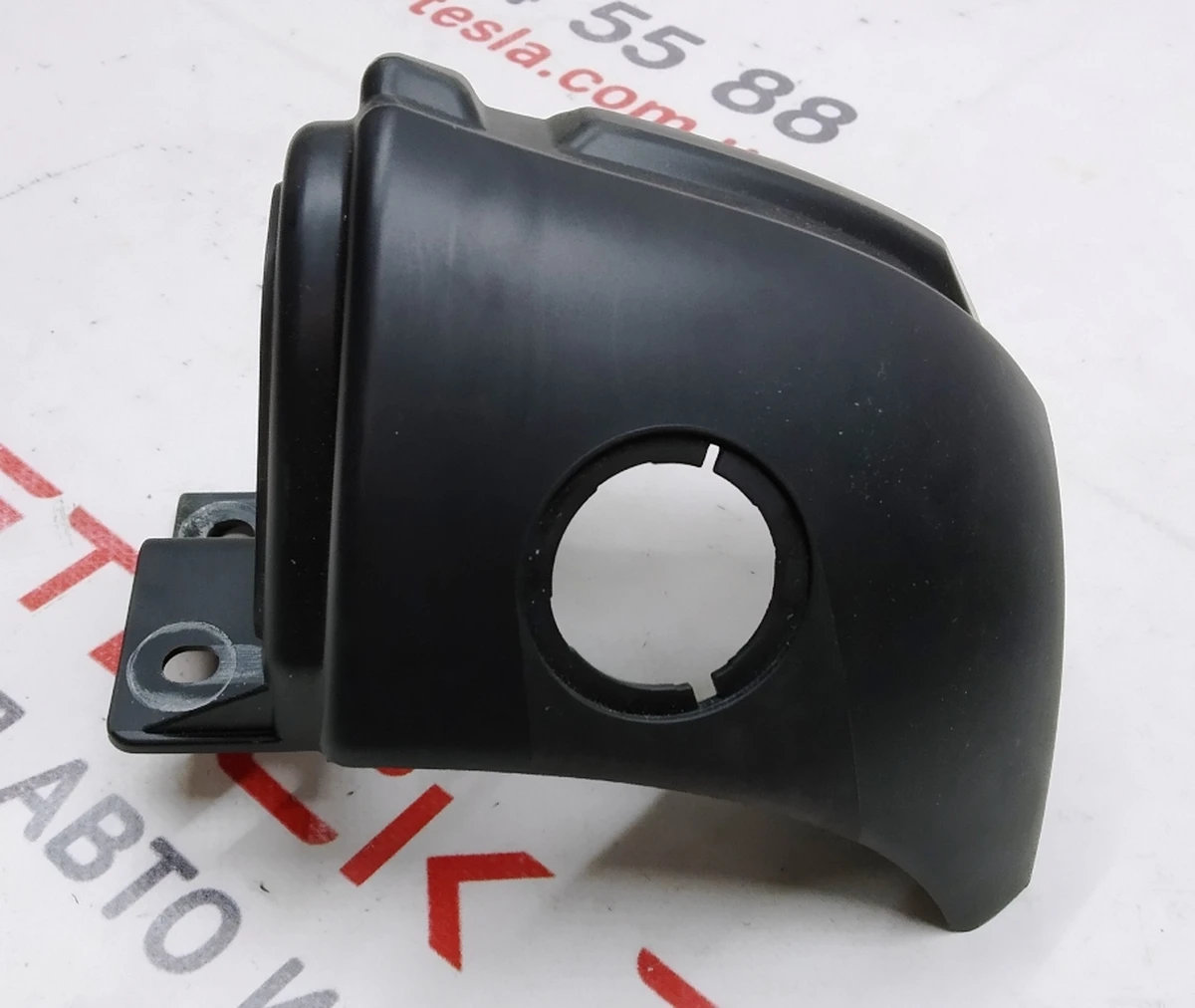 7 Кронштейн крепления декоративной накладки ремня безопасности одинарного правого сиденья 2-го ряда Tesla model X 2345616-03-A