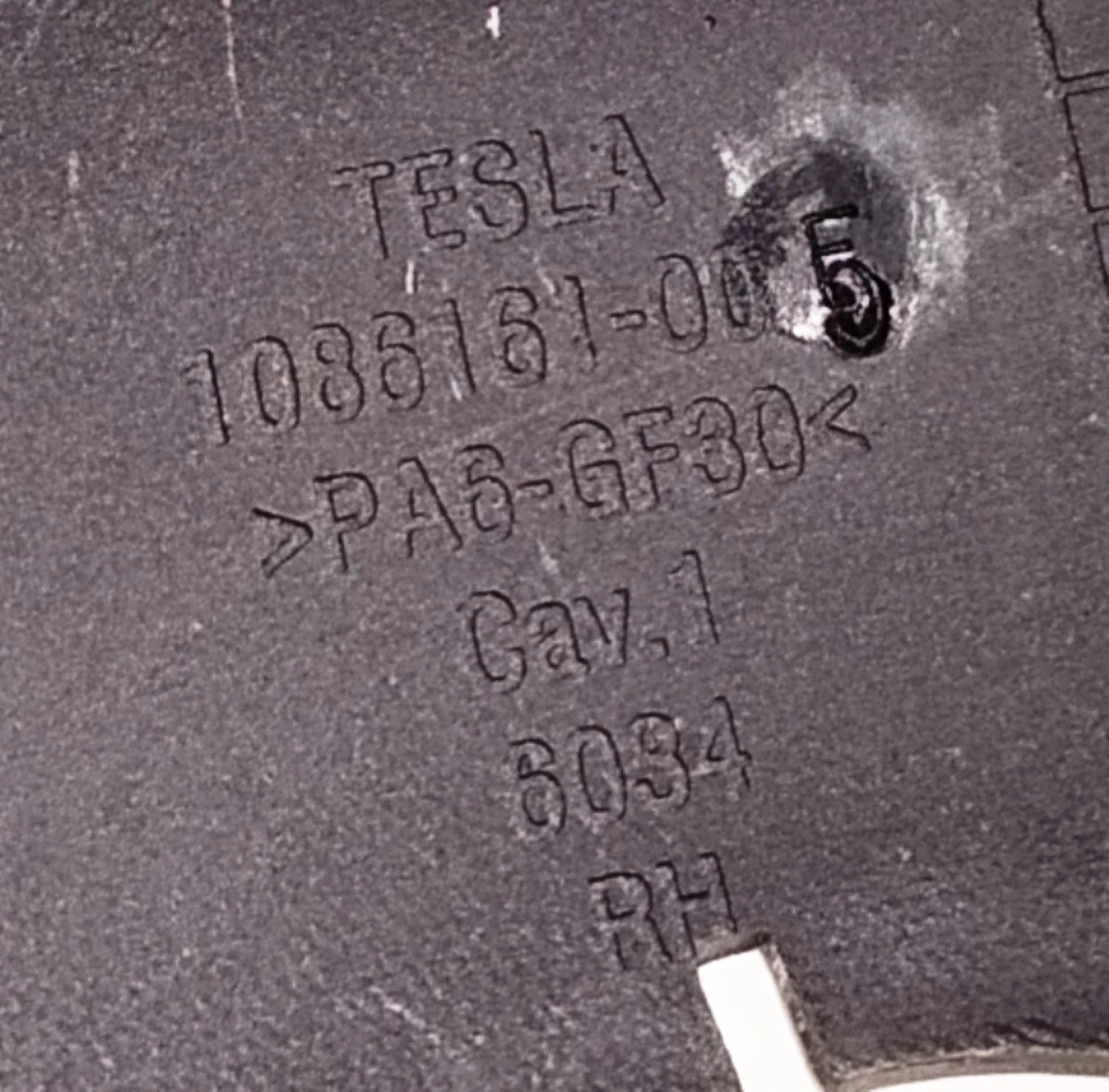 7 Кронштейн крепления декоративной накладки ремня безопасности одинарного правого сиденья 2-го ряда Tesla model X 2345616-03-A