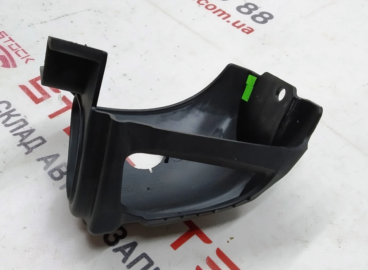 7 Кронштейн крепления декоративной накладки ремня безопасности одинарного правого сиденья 2-го ряда Tesla model X 2345616-03-A