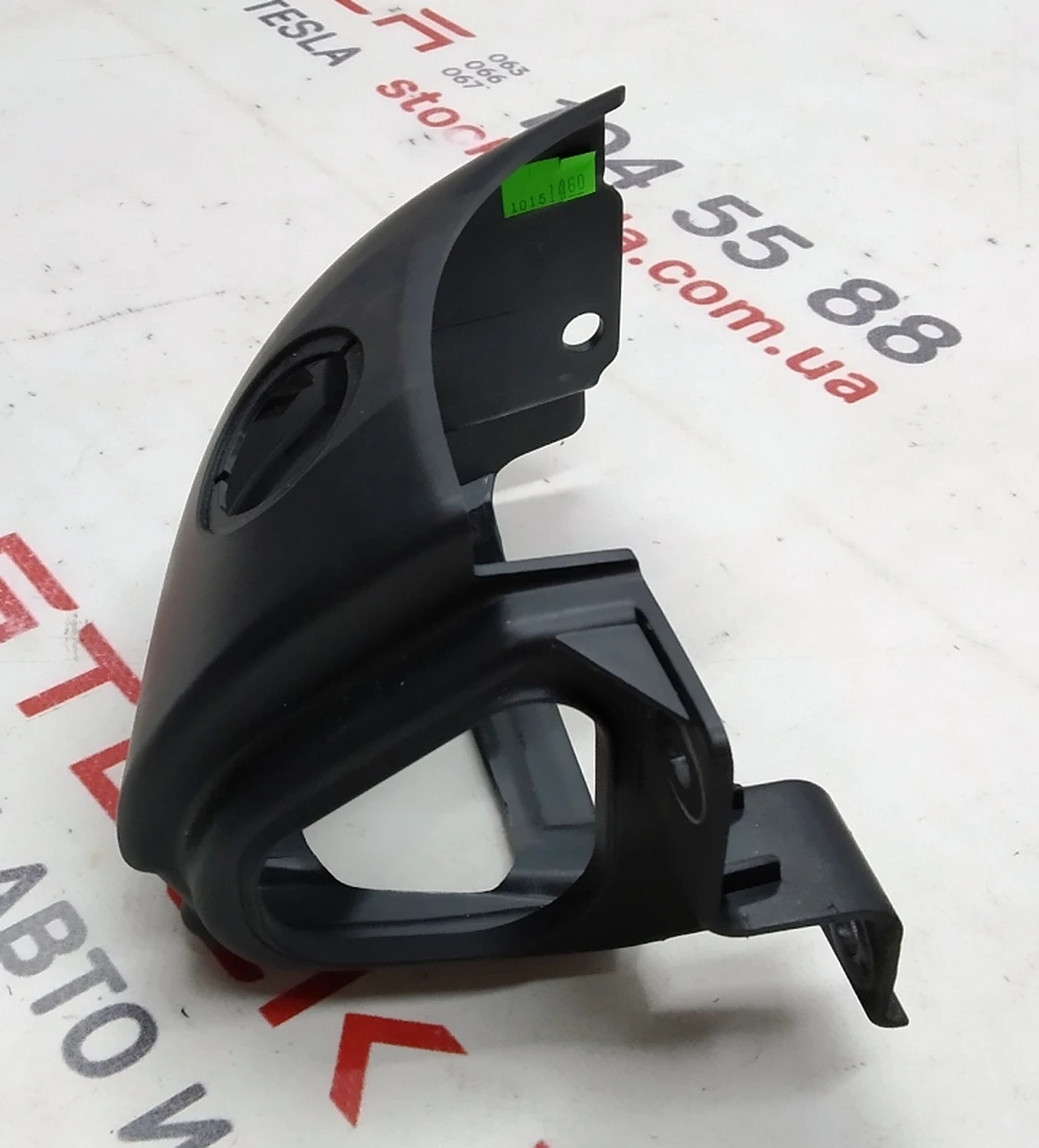 7 Кронштейн крепления декоративной накладки ремня безопасности одинарного правого сиденья 2-го ряда Tesla model X 2345616-03-A