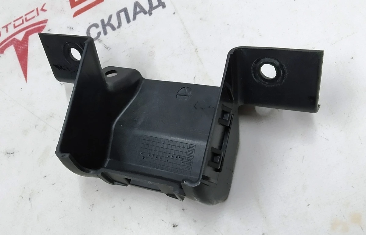 5 Кронштейн крепления правой декоративной накладки ремня безопасности двойного левого сиденья 2-го ряда Tesla model X 2345614