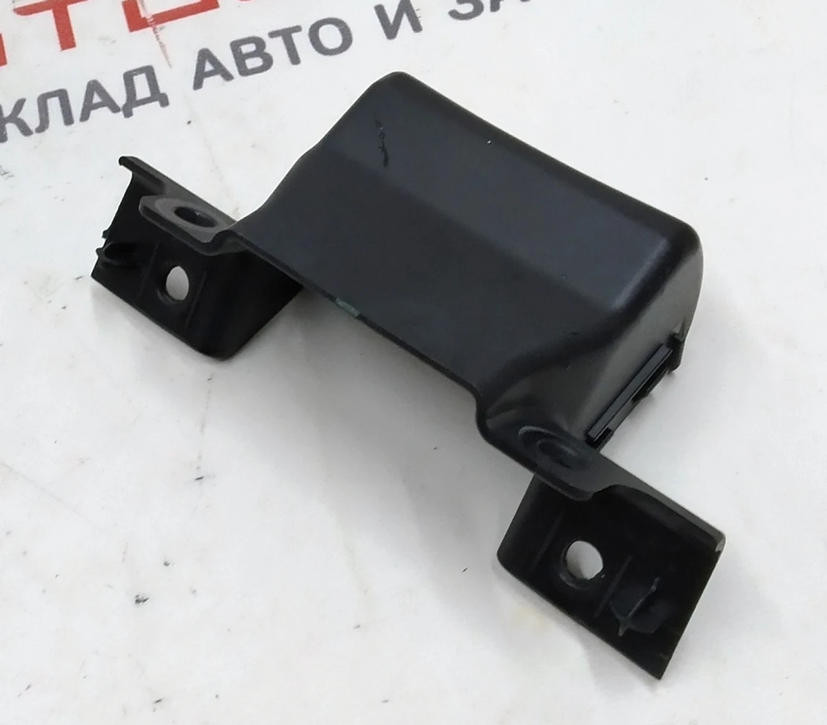 5 Кронштейн крепления правой декоративной накладки ремня безопасности двойного левого сиденья 2-го ряда Tesla model X 2345614