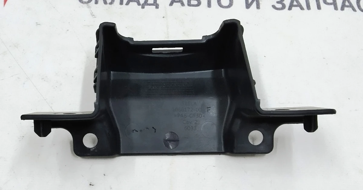 5 Кронштейн крепления правой декоративной накладки ремня безопасности двойного левого сиденья 2-го ряда Tesla model X 2345614