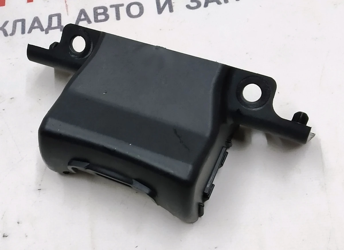 5 Кронштейн крепления правой декоративной накладки ремня безопасности двойного левого сиденья 2-го ряда Tesla model X 2345614