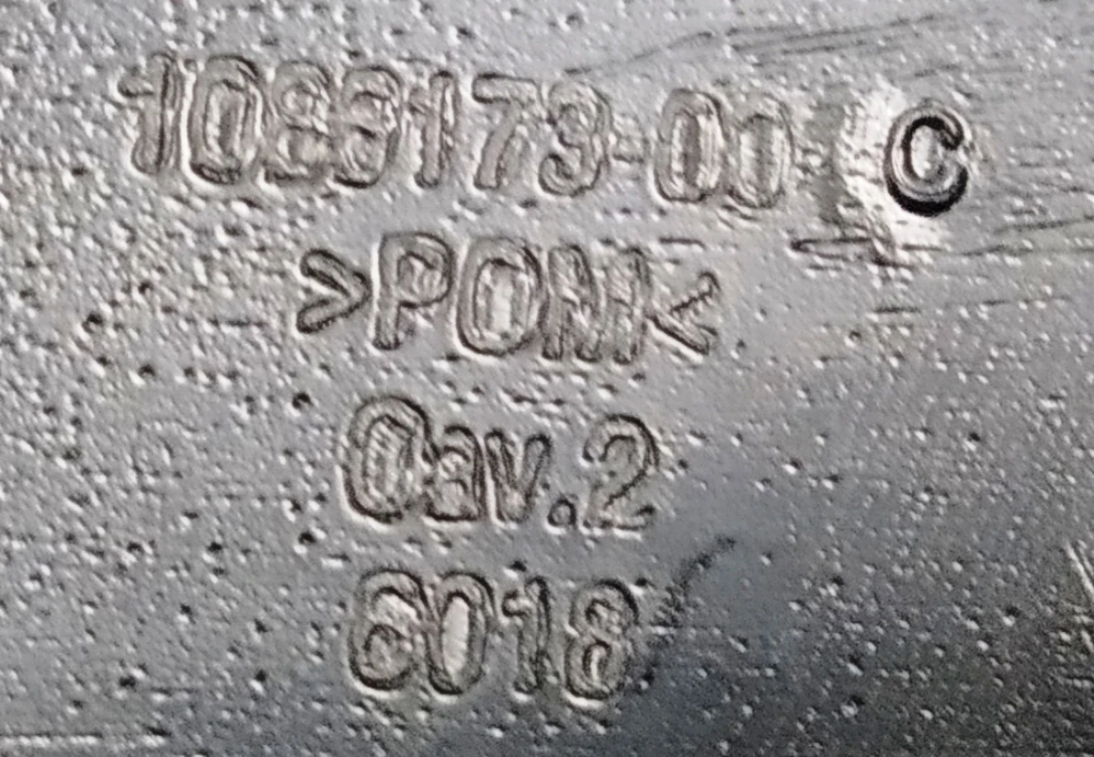 2 Накладка внутрішня правого ременя безпеки подвійного лівого сидіння 2-го ряду Tesla model X 1036745