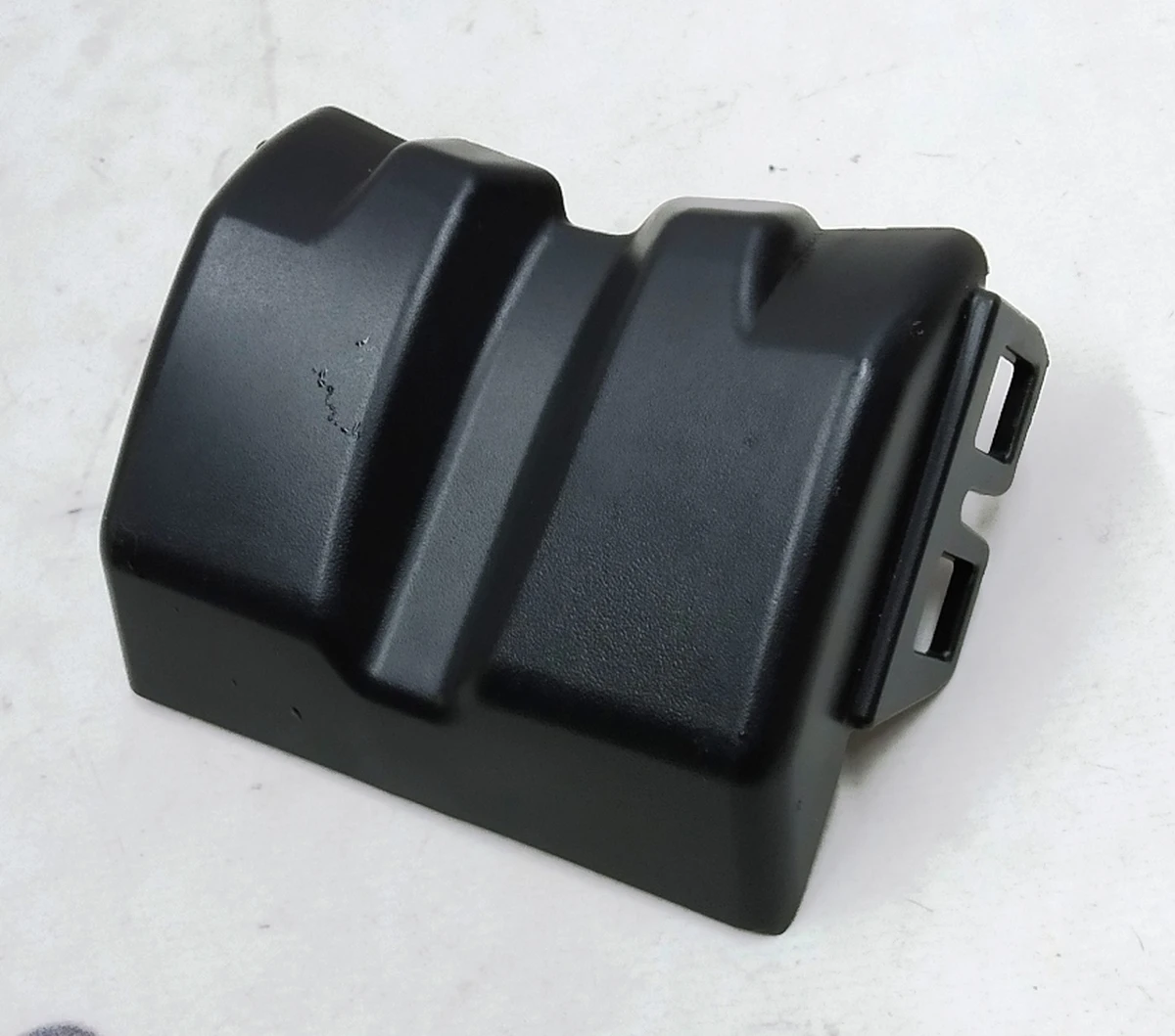 2 Накладка внутренняя правого ремня безопасности двойного левого сиденья 2-го ряда Tesla model X 1036745