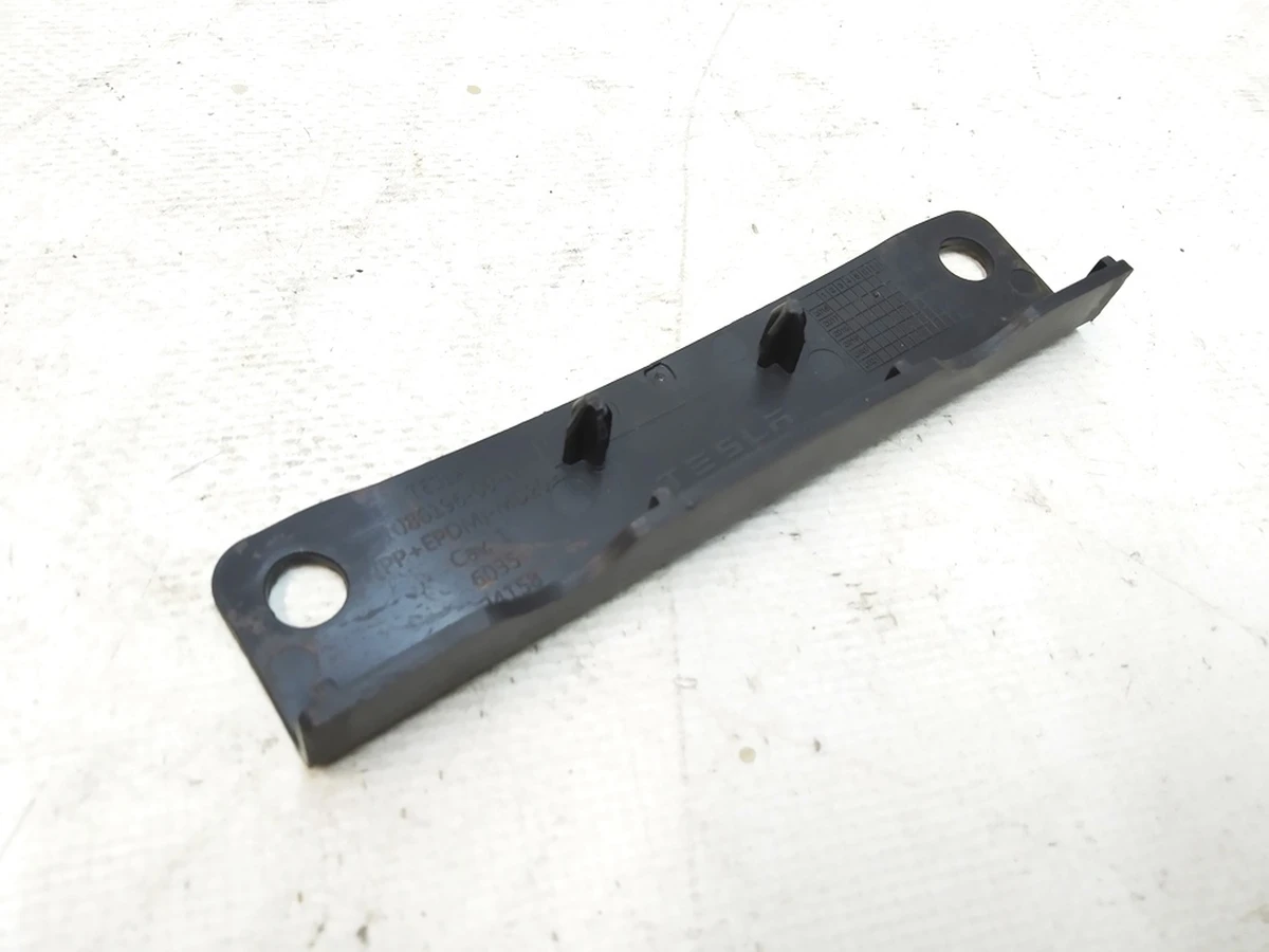 1 Накладка декоративна сидіння 2-го ряду 60/40 Tesla model X 1086196-00-A