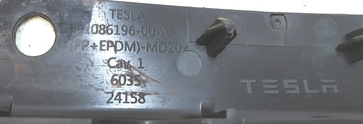 1 Накладка декоративна сидіння 2-го ряду 60/40 Tesla model X 1086196-00-A