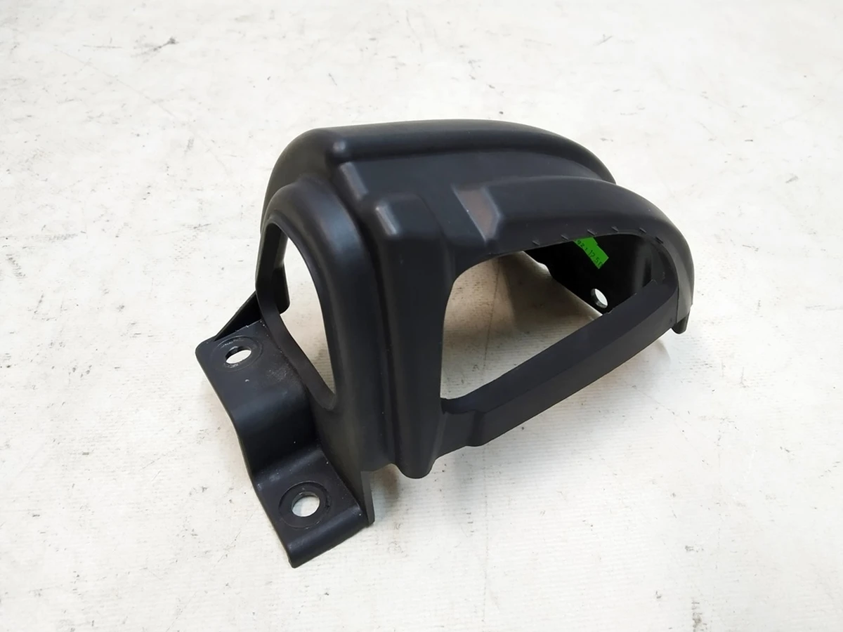 5 Кронштейн левой декоративной накладки ремня безопасности двойного левого сиденья 2-го ряда Tesla model X 2345614