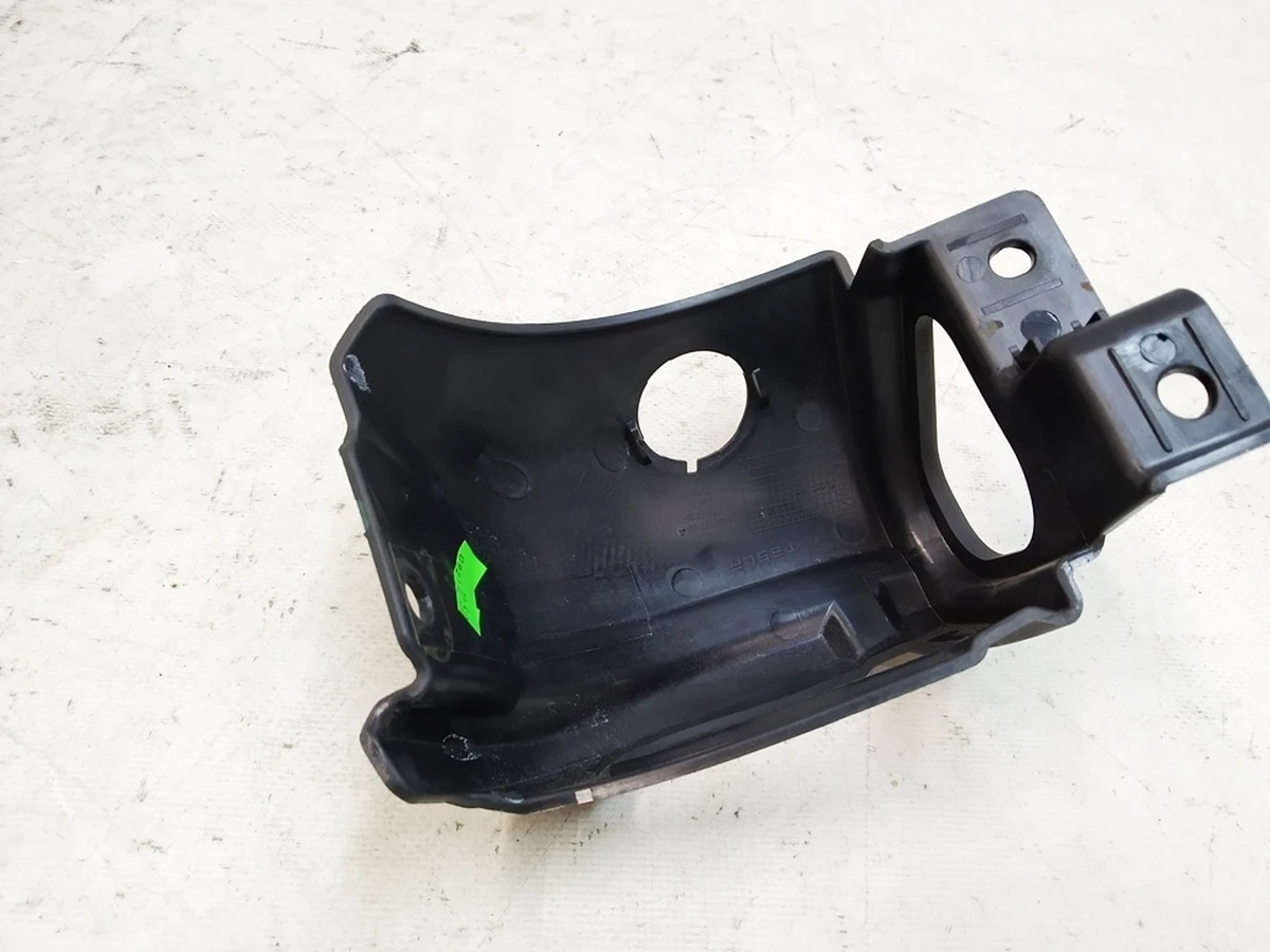 5 Кронштейн левой декоративной накладки ремня безопасности двойного левого сиденья 2-го ряда Tesla model X 2345614