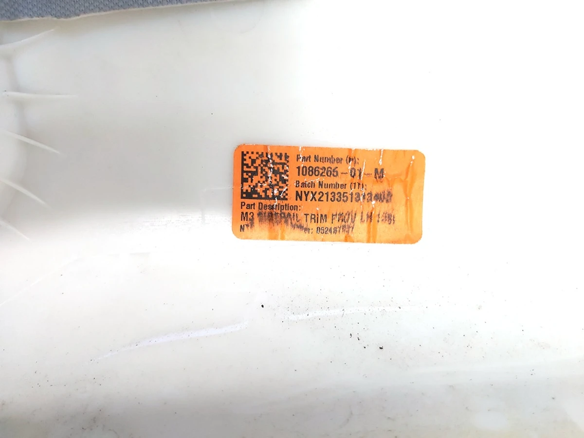5 Накладка потолка задняя левая BASE PROVIDENCE с повреждением Tesla Model 3 1086265-01-M