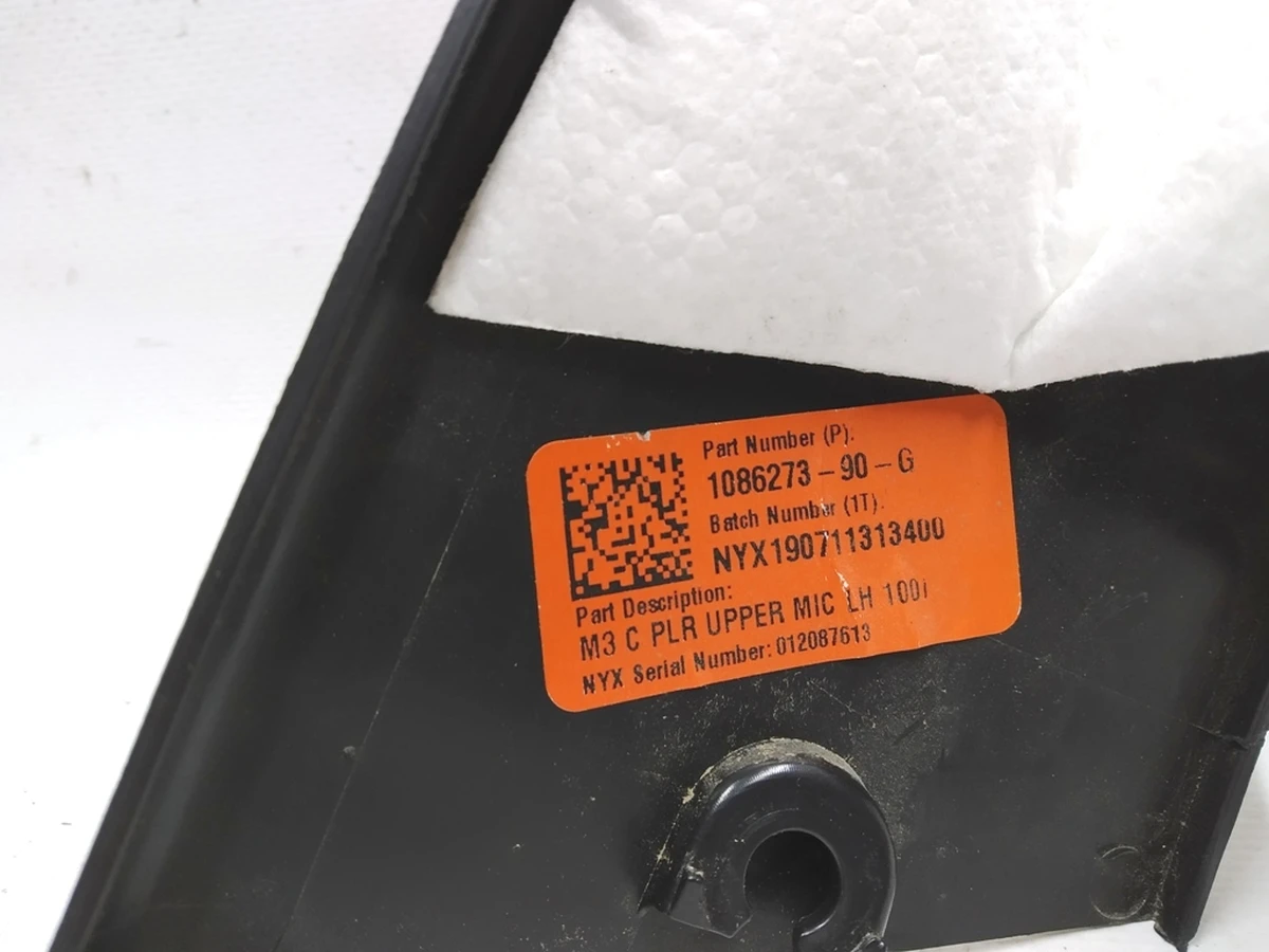 7 Накладка стійки З верхня ліва Tesla model 3 1086273-00-H