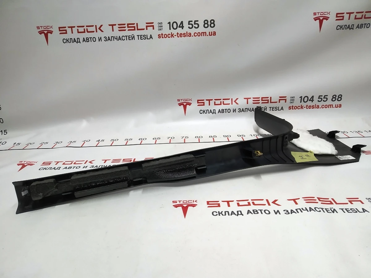 9 Облицювання порогу переднього правого Tesla model 3 1086293-00-H