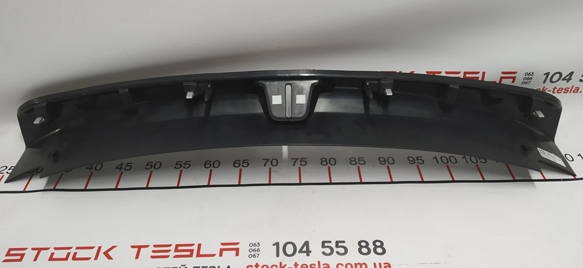 18 Отделка багажника пластик (под замок) Tesla model 3 1086315-00-F