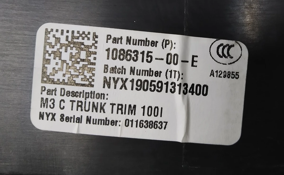 18 Отделка багажника пластик (под замок) Tesla model 3 1086315-00-F