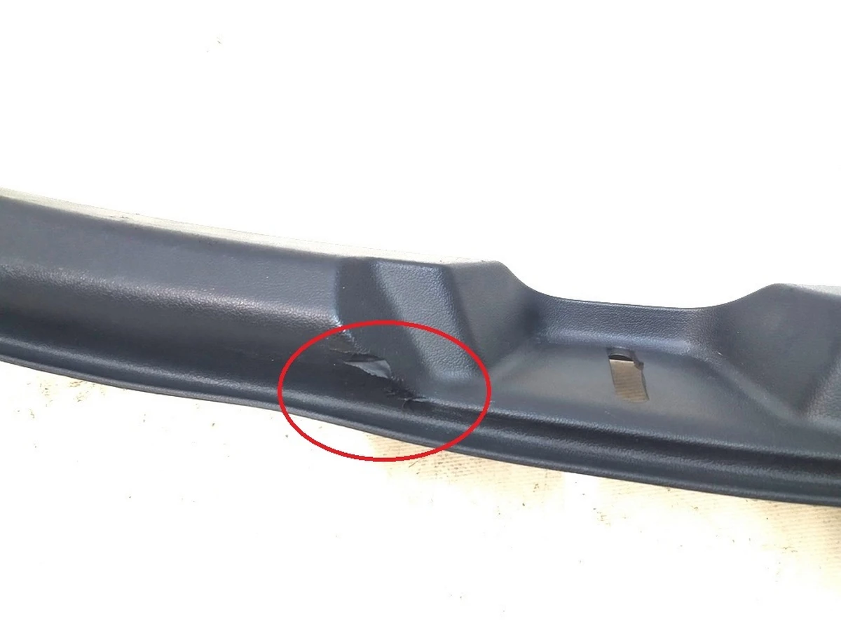 18 Отделка багажника пластик (под замок) с повреждением Tesla model 3 1086315-00-G