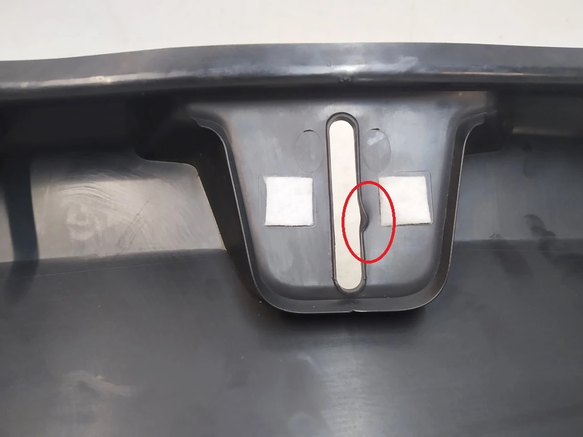 18 Отделка багажника пластик (под замок) с повреждением Tesla model 3 1086315-00-G