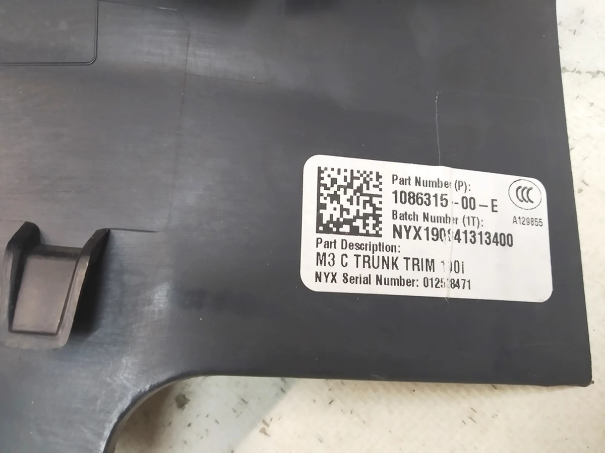 18 Отделка багажника пластик (под замок) с повреждением Tesla model 3 1086315-00-G