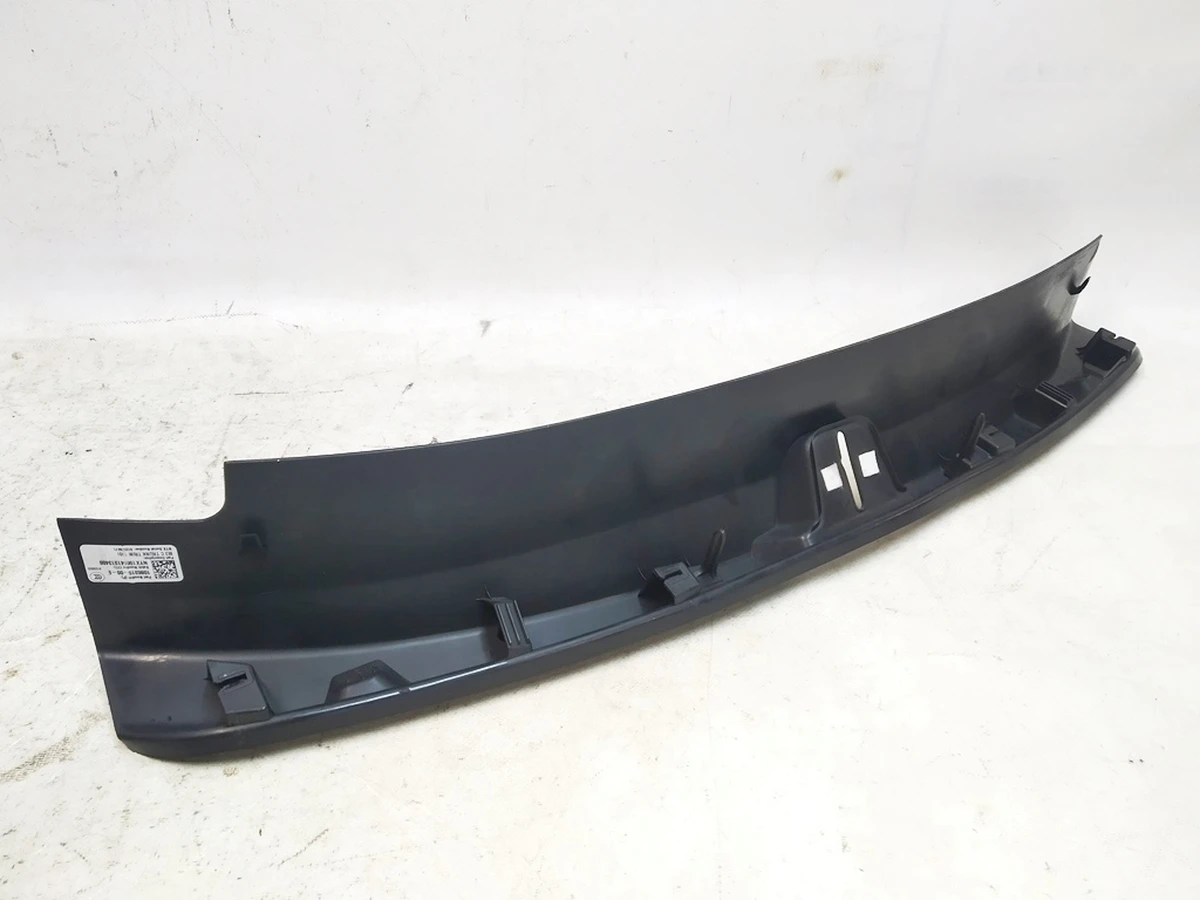 18 Отделка багажника пластик (под замок) с повреждением Tesla model 3 1086315-00-G