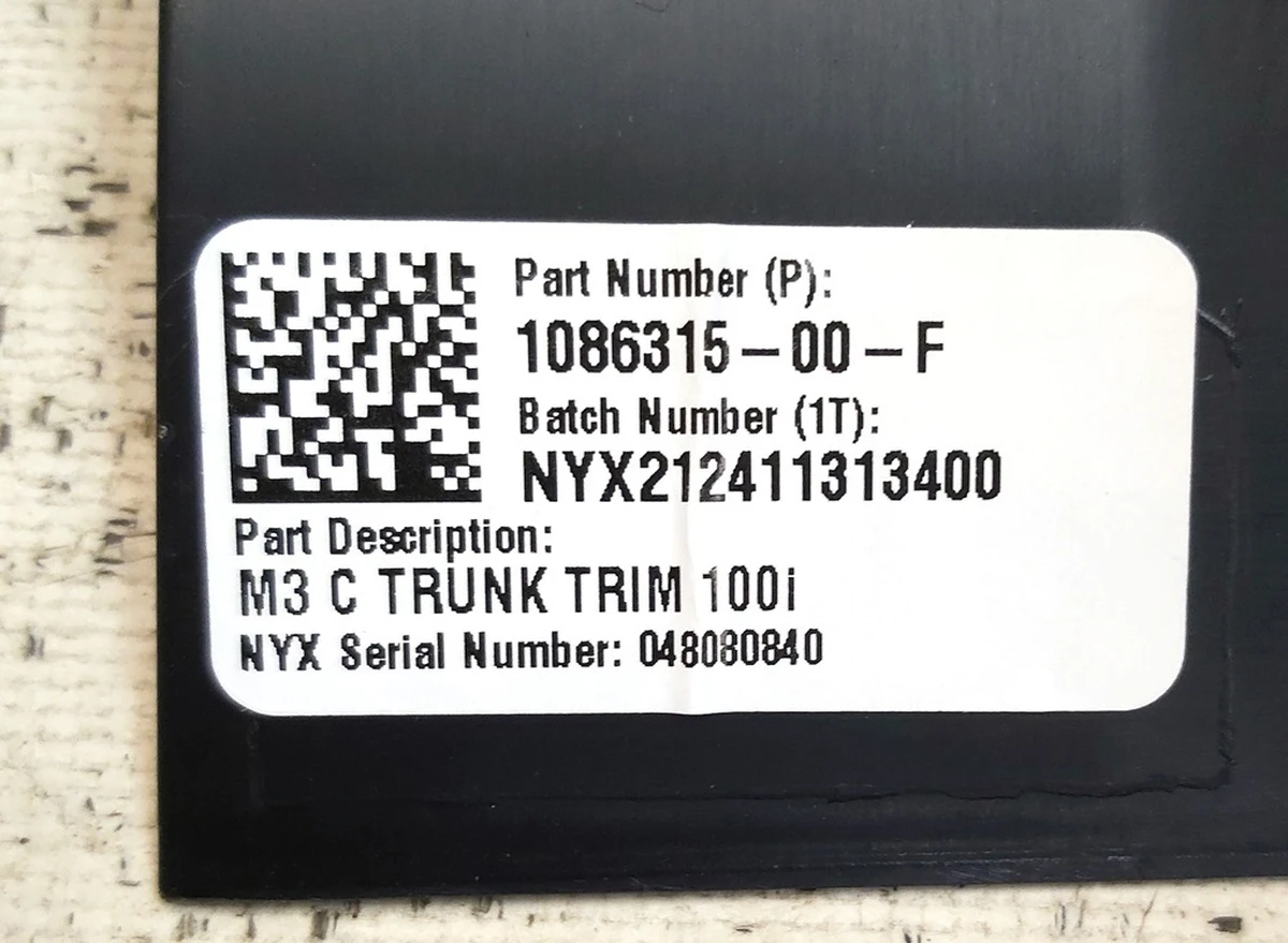 18 M3, TRUNK SILL TRIM, ASY with damage Tesla model 3 1086315-00-F