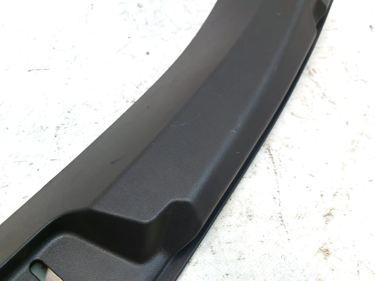 18 Отделка багажника пластик (под замок) с повреждением Tesla model 3 1086315-00-F